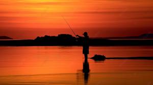 мужской силуэт рыбака ловящий рыбу под водой на закате с рыбной лодкой на заднем плане, рыболов силуэт, Hd фотография фото, вода фон картинки и Фото для й загрузки