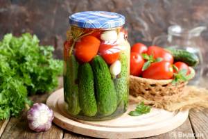 Огурцы с помидорами, маринованные на зиму