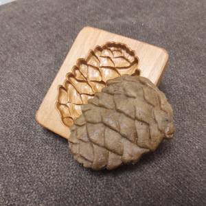 пряничную форму кедровая шишка в мастерской Рассвет, доска из массива дерева