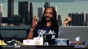 Снуп Дог берет интервью у Ice Cub'a покуривая косяк