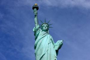 Какую книгу держит американская статуя Свободы