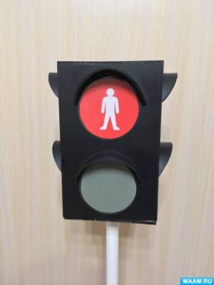 Мастер-класс по изготовлению инвентаря из пластиковой трубки, листьев ПВХ и цветного картона «Пешеходный светофор»