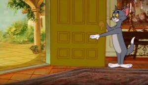 Том показывает на дверь