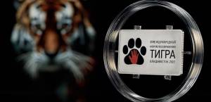 Банк России выпустил прямоугольную монету с амурским тигром