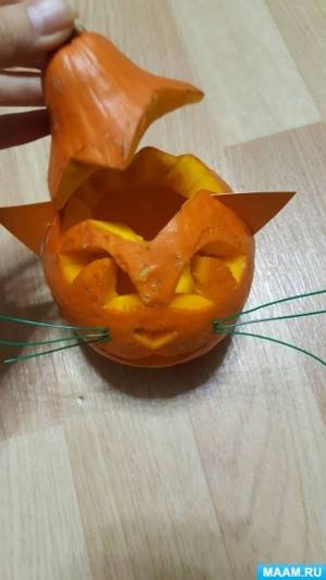 Осенняя поделка из тыквы «Чеширский котик»