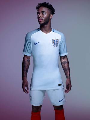 Руни и Роналду красуются в новой форме для Евро