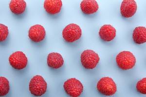 Шаблон малины на синем фоне