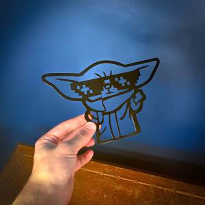 Файл STL Малыш йода бандит жизнь 2D декор стены искусство трафарет силуэт силуэт ・3D-печатный дизайн для загрузки・Cults