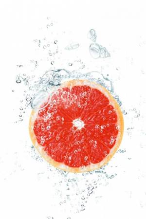 Грейпфрут падает в воду