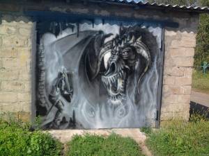 Рисунок на воротах гаража