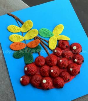 Ветка рябины из пластна и шляпок желудей