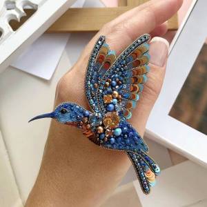 Брошь птица из бисера