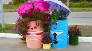 Раскрашиваем бочки на даче