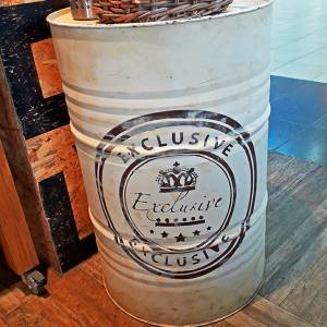 Как украсить бочки для воды на даче