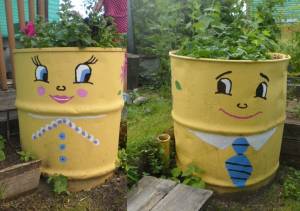 Раскрашиваем бочки на даче