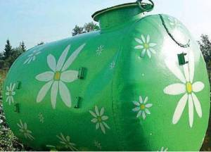 Разрисованные бочки на даче