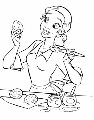 Тиана красит яйца