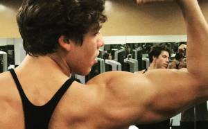 По стопам отца! Внебрачный сын Арнольда Шварценеггера похвастался мускулатурой