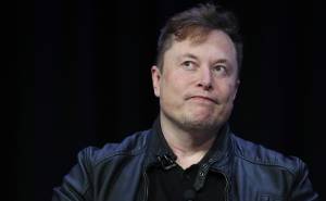 Хакеры из Anonymous «объяв войну» Илону Маску из-за влияния на биткоин