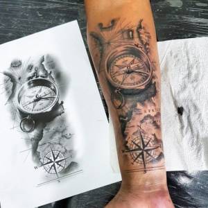 tatuagem de bussola masculina no braço