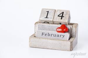 Деревянный календарь 14 февраля с красным сердцем формы на белом плакаты на стену