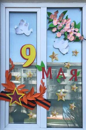 В детских садах дети украс рисунками окна ко Дню Победы