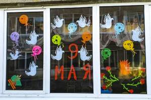 Детские рисунки ко Дню Победы украс окна дошкольных учреждений