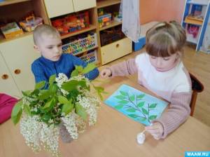 Мастер-класс по нетрадиционному рисованию «Белая черёмуха» в технике «пуантзм» с детьми 4