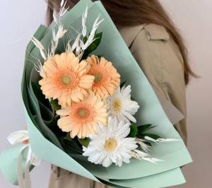 Кому дарить букет гербер в Красноярске? Как выбрать герберы